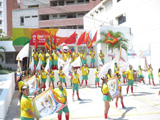 <br>Con motivo de la realizaci&oacute;n del Mundial Sub 20 en Colombia, la Gerencia de Proyectos Especiales de la Alcald&iacute;a Distrital de Barranquilla nos seleccion&oacute; como el operador log&iacute;stico para el manejo de la presencia de marca Barranquilla Ciudad Sede en los eventos oficiales del Carnaval 2011. Doscientos gu&iacute;as log&iacute;sticos de Nuestra Empresa integraron el oppening de La Guacherna y La Batalla de Flores, luciendo uniformes de jugador, disfraces de marimondas y portando banderas de Barranquilla y del logo de este evento deportivo como tal. Una log&iacute;stica con toque mundialista.