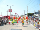 <br>Con motivo de la realizaci&oacute;n del Mundial Sub 20 en Colombia, la Gerencia de Proyectos Especiales de la Alcald&iacute;a Distrital de Barranquilla nos seleccion&oacute; como el operador log&iacute;stico para el manejo de la presencia de marca Barranquilla Ciudad Sede en los eventos oficiales del Carnaval 2011. Doscientos gu&iacute;as log&iacute;sticos de Nuestra Empresa integraron el oppening de La Guacherna y La Batalla de Flores, luciendo uniformes de jugador, disfraces de marimondas y portando banderas de Barranquilla y del logo de este evento deportivo como tal. Una log&iacute;stica con toque mundialista.